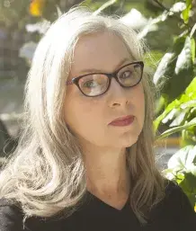 A headshot of Leslie Robinson