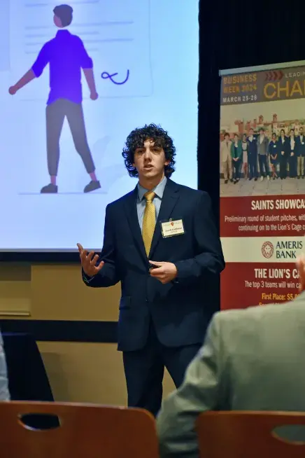 Jacob Goldman pitching suits.ai at 2024 Lion's Cage