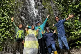 Pak Saleh, Ka Diitha, Abigale Kreinheder, Rossa Rasyid, Ian Rasyid. At a waterfall in the Damaran Baru jungle in the Bener Meriah region of the Gayo Highlands.