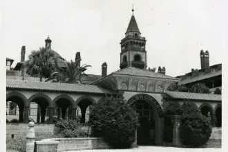 An archival photo of the Flagler College front gate prior to the installation of the Henry Flagler statue