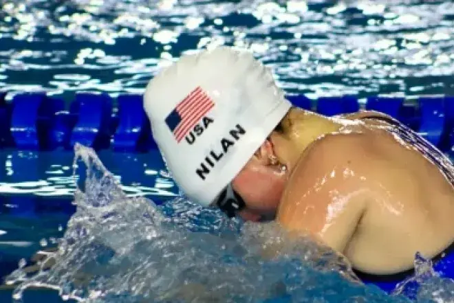 Image of Maddie Nilan swimming in a pool