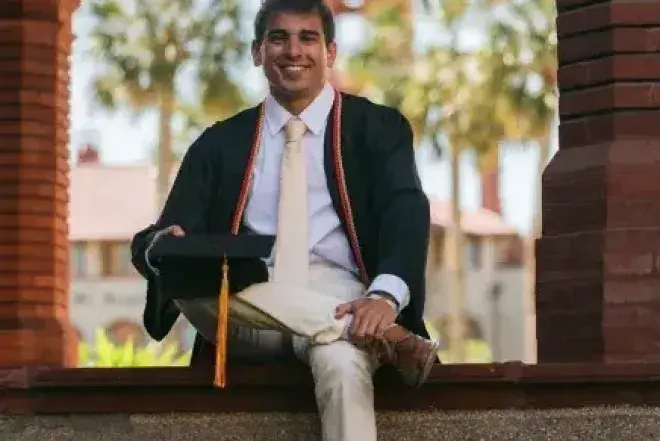 Graduate Photo of Biology Major Francisco Ramirez