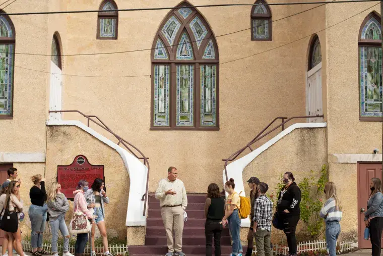 A faculty member speaks to students in front of an important Civil Rights site in St. Augustine.