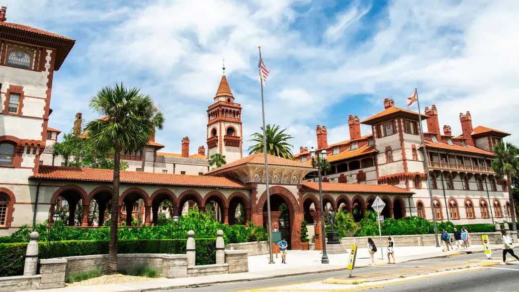 Wide shot of the Ponce street entrance