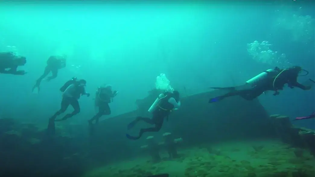 shipwreck_ecology.JPG Students scuba dive around a sunken shipwreck.