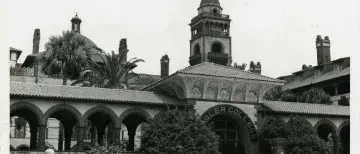 An archival photo of the Flagler College front gate prior to the installation of the Henry Flagler statue