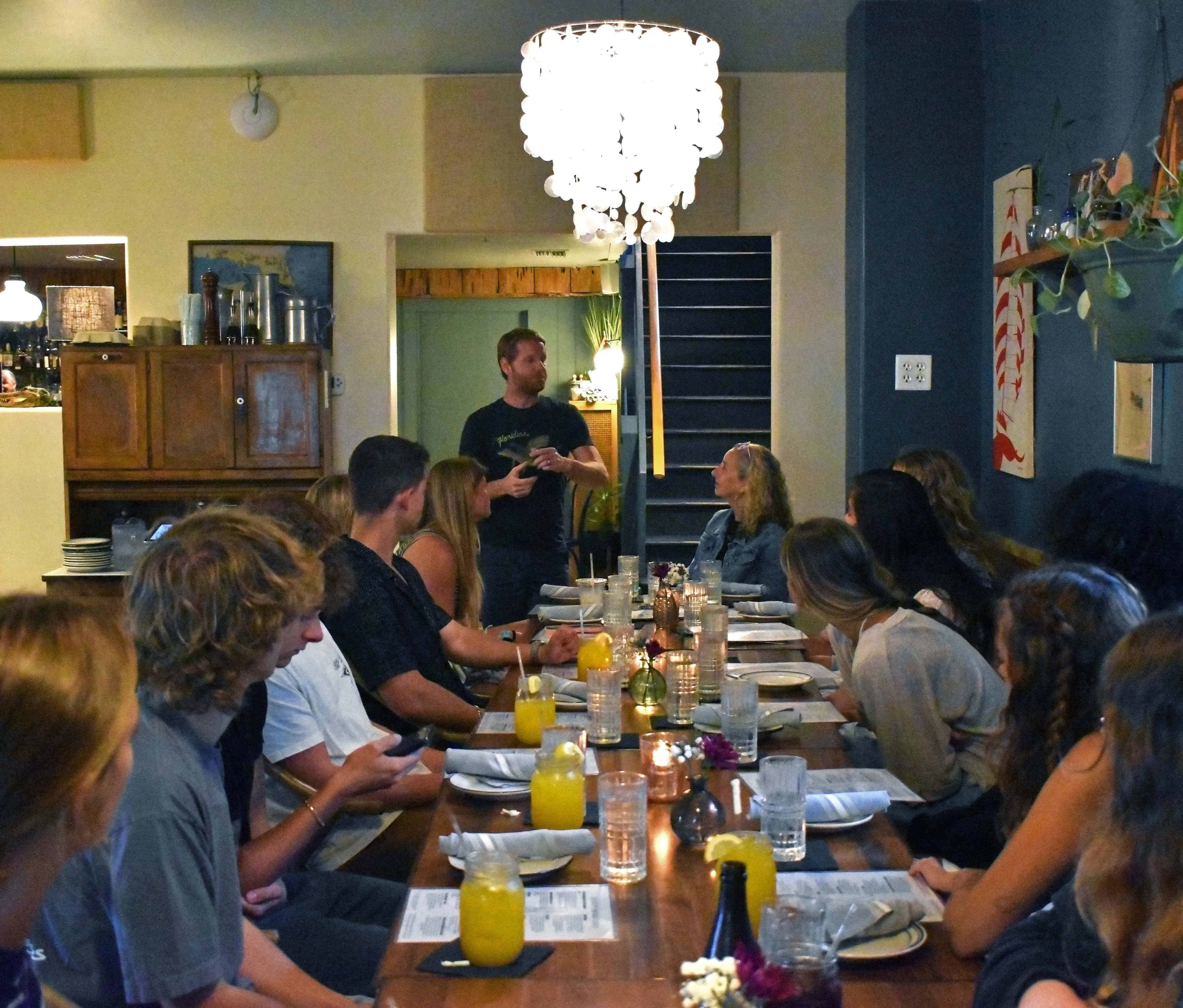 Jeff McNally ('08) table-side-talk with Grant's FlagSHIP students