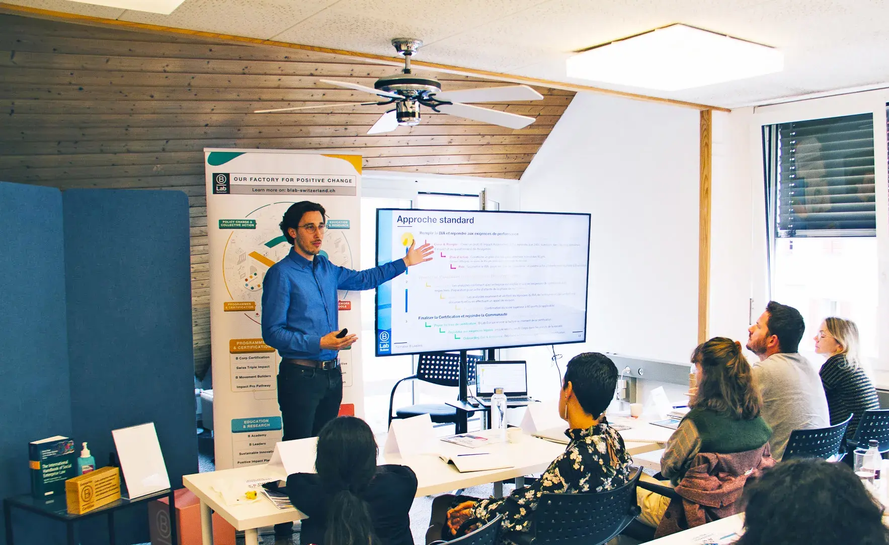 Sébastien instructing a group