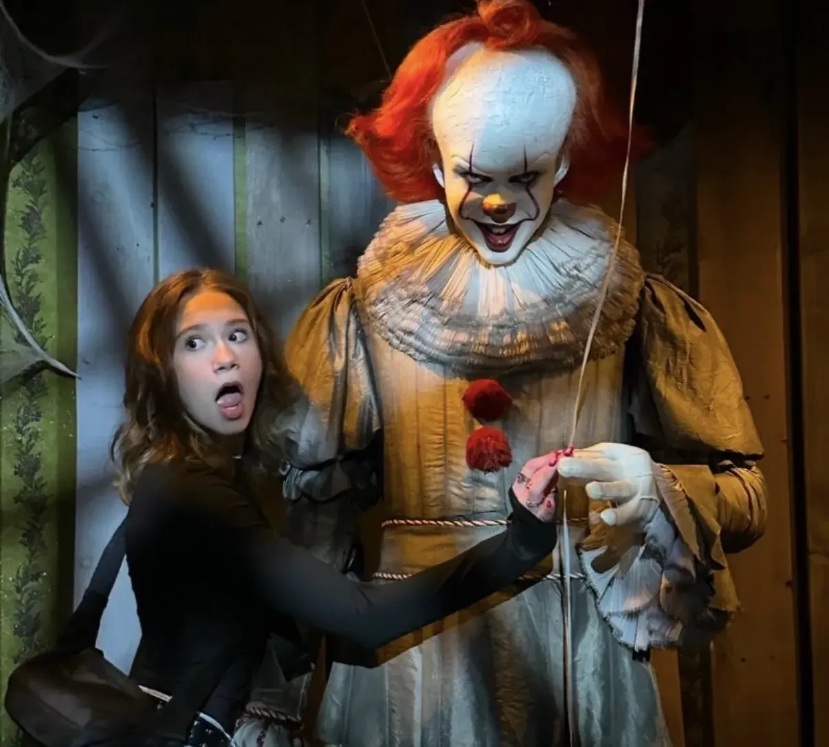 Sydney Eichhorn with a statue of Pennywise from IT